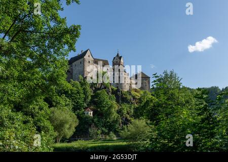 Il castello medievale su un promontorio roccioso, circondato su tre lati dal fiume Ohře, è il cuore della pittoresca città di Loket Foto Stock