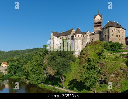 Il castello medievale su un promontorio roccioso, circondato su tre lati dal fiume Ohře, è il cuore della pittoresca città di Loket Foto Stock