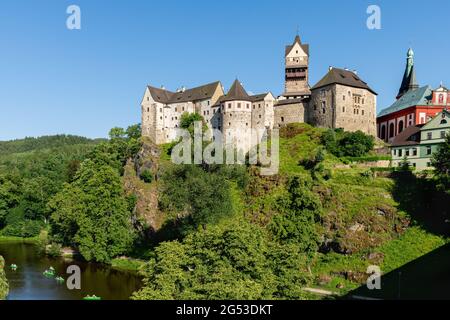 Il castello medievale su un promontorio roccioso, circondato su tre lati dal fiume Ohře, è il cuore della pittoresca città di Loket Foto Stock