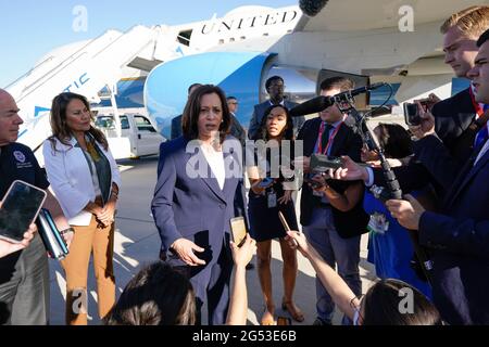 El Paso, Stati Uniti. 25 Giugno 2021. Il Vice Presidente degli Stati Uniti Kamala Harris arriva all'aeroporto internazionale di El Paso in Texas per visitare il confine il 25 giugno 2021. Foto di Yuri Grippas/UPI Credit: UPI/Alamy Live News Foto Stock