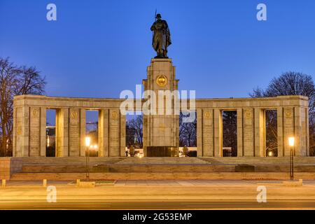 Il Memoriale di guerra sovietico nel Tiergarten di Berlino di notte Foto Stock