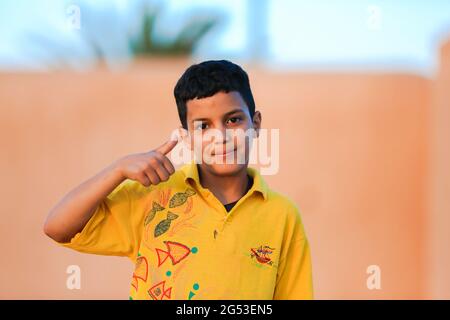 Marrakech, Marocco - 03 MAGGIO 2021 : giovane ragazzo marocchino in posa nella città di Marrakech Foto Stock