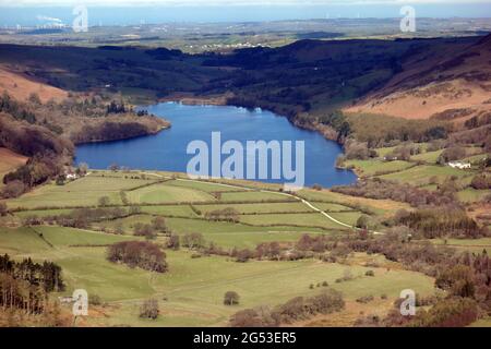 Lago Loweswater dalla vetta settentrionale del Wainwright Mellbreak nel Lake District National Park, Cumbria, Inghilterra, Regno Unito Foto Stock