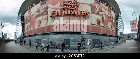 Londra, Regno Unito. 25 giugno 2021. Panorama delle persone che si accingono a ricevere una prima dose del vaccino Pfizer in una clinica pop-up di vaccinazione di massa Arsenal’s Emirates Stadium come parte di un evento "Gunner get jabbed" organizzato dal Consiglio di Islington, dalla federazione locale del GP e dal club calcistico. Il NHS sta inoltre promuovendo un certo numero di ambulatori di walk-in questo fine settimana attraverso la capitale per cercare di aumentare il numero di oltre 18 che ricevono un jab come casi della variante di Delta sono riportati per essere in aumento. Credit: Stephen Chung / Alamy Live News Foto Stock