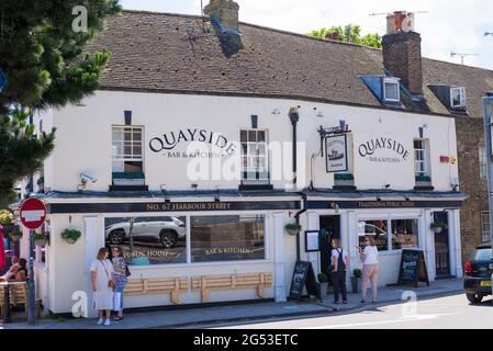 Il Quayside bar & Kitchen, un pub per cani a Harbour Street, Whitstable, Kent, Inghilterra, Regno Unito. Foto Stock