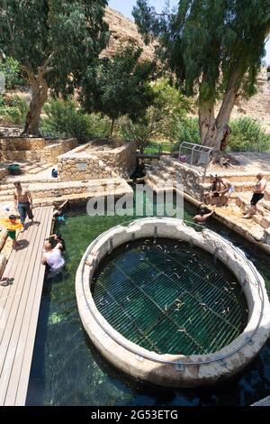 ein mabua-israele. 14-06-2021. Una vista dall'alto dei bagnanti nella sorgente di Ein Mabua a Wadi Kelt Foto Stock