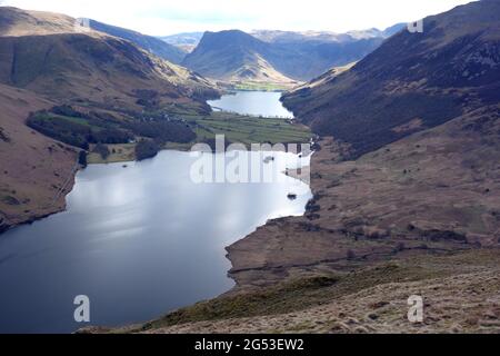 Il Wainwright Fleetwith Pike con Crummock Water e Buttermere Lakes da vicino alla cima di Mellbreak nel Lake District National Park, Cumbria, Regno Unito. Foto Stock