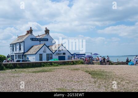 L'Old Neptune, un pub e ristorante sulla spiaggia nella città balneare di Whitstable. Persone all'aperto gustando cibo e bevande. Kent, Inghilterra, Regno Unito. Foto Stock