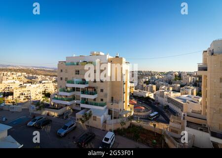 24-06-2021. modiin ilit- israele. Vista dall'alto degli edifici sulle strade di Kiryat Sefer Foto Stock