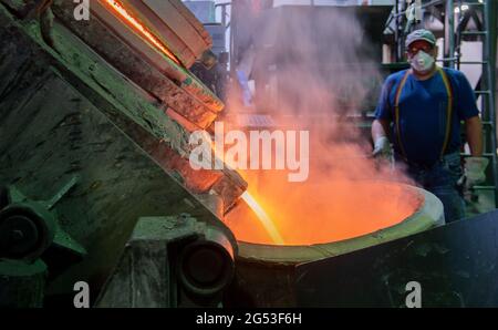 Freiberg, Germania. 25 2021 giugno: Il metallo fuso per una campana per la Cattedrale di Merseburg esce dalla fornace di fusione della metalleria sassone di Friburgo. L'occasione per il lancio della campana è il 1000° anniversario della consacrazione della cattedrale di quest'anno. La campana peserà 890 chilogrammi e suonerà in un unico G. il tono si armonizzerà con le altre campane della cattedrale. Il tono si armonizza con le due grandi campane della chiesa. La campana sarà consacrata il 1° ottobre. La fusione è stata resa possibile da una sovvenzione di 50,000 euro della Friede Springer Foundation. Credito: dpa Pictu Foto Stock