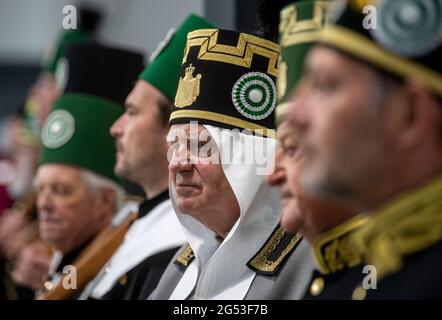 Freiberg, Germania. 25 2021 giugno: I minatori in abitudine guardano la cerimonia per la fusione di una campana per la Cattedrale di Merseburg al Sächsische Metallwerke a Freiberg. L'occasione per il lancio della campana è il 1000° anniversario della consacrazione della cattedrale di quest'anno. La campana peserà 890 chilogrammi e suonerà in un unico G. il tono si armonizzerà con le altre campane della cattedrale. Il tono si armonizza con le due grandi campane della chiesa. La campana sarà consacrata il 1° ottobre. La fusione è stata resa possibile da una sovvenzione di 50,000 euro della Friede Springer Foundation. Credito: dpa Foto Stock