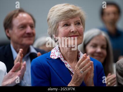 Freiberg, Germania. 25 2021 giugno: Friede Springer, Presidente del Consiglio di Amministrazione della Fondazione Friede Springer, assiste alla cerimonia di lancio di una campana per la Cattedrale di Merseburg a Sächsische Metallwerke a Freiberg. L'occasione per il lancio della campana è il 1000° anniversario della consacrazione della cattedrale di quest'anno. La campana peserà 890 chilogrammi e suonerà in un unico G. il tono si armonizzerà con le altre campane della cattedrale. Il tono si armonizza con le due grandi campane della chiesa. La campana sarà consacrata il 1° ottobre. Credit: dpa Picture Alliance/Alamy Live News Foto Stock