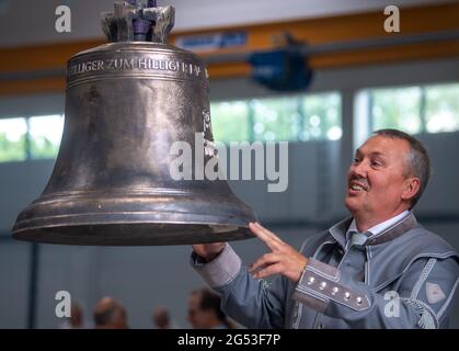 Freiberg, Germania. 25 2021 giugno: Volker Haupt, presidente della Hiliger Verein, si trova nella Sächsische Metallwerke Freiberg in una campana che è stata gettata come campione per un esemplare più grande destinato alla Cattedrale di Merseburg. L'occasione per il lancio della campana è il 1000° anniversario della consacrazione della cattedrale di quest'anno. La campana peserà 890 chilogrammi e suonerà in un unico G. il tono si armonizzerà con le altre campane della cattedrale. Il tono si armonizza con le due grandi campane della chiesa. La campana sarà consacrata il 1° ottobre. Credit: dpa Picture Alliance/Alamy Live News Foto Stock