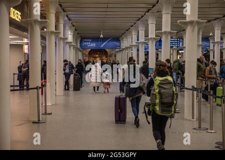 I viaggiatori arrivano al terminal Eurostar della stazione di St Pancras e si presentano: Atmosfera dove: Londra, Regno Unito quando: 20 Dic 2020 credito: Phil Lewis/WENN Foto Stock