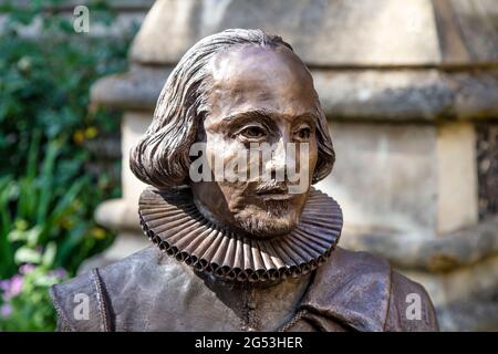 Statua dello scrittore e drammaturgo William Shakespeare nel giardino della Cattedrale di Southwark a London Bridge, Londra, Regno Unito Foto Stock