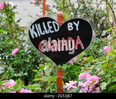 Ottawa, Canada. 25 giugno 2021. Cuore con "Killed Be Canada" disegnato da un membro della comunità in memoria dei bambini perduti delle scuole residenziali canadesi e piantato nel Heart Garden al 50 di Sussex Drive nella capitale della nazione. Il Heart Garden è stato creato dai sostenitori della giustizia sociale indigena per prima cosa commemorare i bambini che sono morti nella scuola residenziale indiana Foto Stock