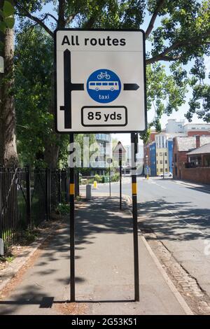 Cartello stradale Birmingham UK che informa i veicoli la prossima svolta a destra è una corsia di autobus solo per autobus, taxi e biciclette Foto Stock