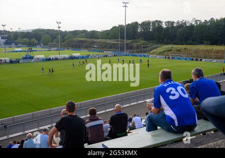 Caratteristica, i tifosi si siedono a distanza sugli stand nel Parkstadion e guardare la partita, partita di calcio, FC Schalke 04 (GE) - PSV Wesel-Lackhausen, 8: 0 il 23 giugno 2021 a Gelsenkirchen / Germania. Â Foto Stock