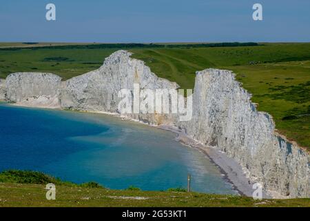 Idea di staycation. Le scogliere costiere di gesso bianco Seven Sisters vicino al canale della Manica a Birling Gap, East Sussex, Inghilterra, Regno Unito Foto Stock