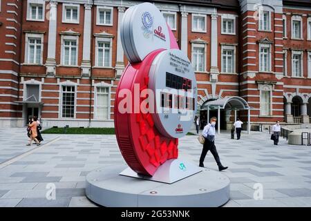 Tokyo, Giappone. 24 Giugno 2021. L'orologio del conto alla rovescia per i Giochi Olimpici di Tokyo 2020 mostra 29 giorni per andare fino alla cerimonia di apertura per le Olimpiadi di Tokyo 2020 di fronte alla stazione ferroviaria di Tokyo a Tokyo. Credit: SOPA Images Limited/Alamy Live News Foto Stock