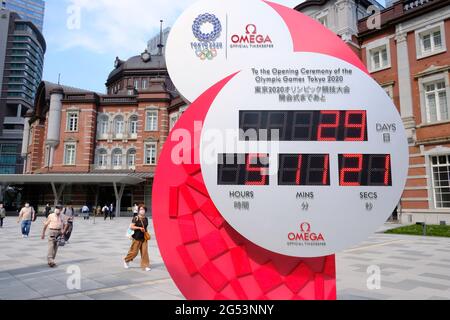 Tokyo, Giappone. 24 Giugno 2021. L'orologio del conto alla rovescia per i Giochi Olimpici di Tokyo 2020 mostra 29 giorni per andare fino alla cerimonia di apertura per le Olimpiadi di Tokyo 2020 di fronte alla stazione ferroviaria di Tokyo a Tokyo. Credit: SOPA Images Limited/Alamy Live News Foto Stock