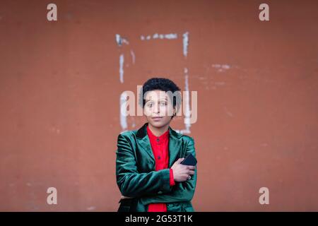 Italia, Toscana, Pistoia, Ritratto di donna in blazer metallico Foto Stock