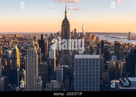 USA, New York City, Empire state Building e grattacieli di Manhattan al tramonto Foto Stock
