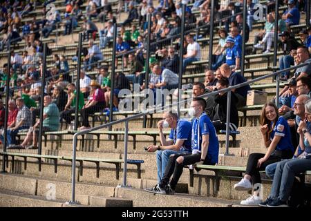 Caratteristica, i tifosi si siedono a distanza sulla tribuna nella partita di prova di Parkstadion Soccer, FC Schalke 04 (GE) - PSV Wesel-Lackhausen, 8: 0 il 23 giugno 2021 a Gelsenkirchen/Germania. Â Foto Stock