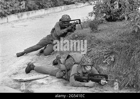 - Eserciziario militare bilaterale franco-tedesco in Baviera, paracadutisti francesi, settembre 1987 - Esercitazione militare bilaterale franco-tedesca in Baviera, paracadutisti francesi, settembre 1987 Foto Stock