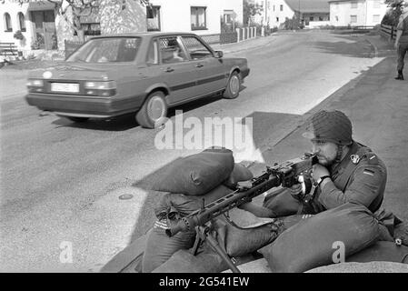 Esercizio militare bilaterale franco-tedesco in Baviera, guardia soldato tedesca l'ingresso di un villaggio, 1987 settembre - Esercitazione militare bilaterale franco-tedesca in Baviera, militare tedesco presidia l'ingresso di un villaggio, Settembre 1987 Foto Stock