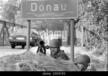 Esercizio militare bilaterale franco-tedesco in Baviera, soldati tedeschi sorvegliano un ponte sul Danubio, settembre 1987 - Esercitazione militare bilaterale franco-tedesca in Baviera, militanti tedeschi presiano un ponte sul fiume Danubio, settembre 1987 Foto Stock