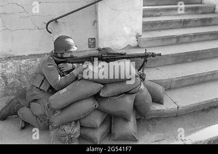 Esercizio militare bilaterale franco-tedesco in Baviera, guardia soldato tedesca l'ingresso di un villaggio, 1987 settembre - Esercitazione militare bilaterale franco-tedesca in Baviera, militare tedesco presidia l'ingresso di un villaggio, Settembre 1987 Foto Stock