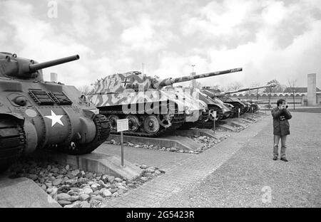 La Svizzera, il museo dei carri armati a Thun (Berna), i carri armati della seconda guerra mondiale: LO scerman dell'esercito AMERICANO e il tedesco Panzer VI auf B Tiger II (Königstiger). Foto Stock