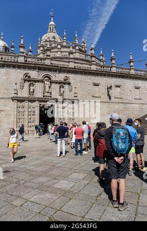 Santiago de Compostela, Spagna; 25 giugno 2021: Turisti e pellegrini in attesa di entrare nella porta Santa della Cattedrale di Santiago de Compostela Foto Stock