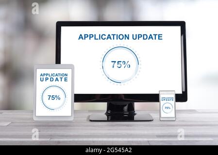 Informazioni sull'aggiornamento delle applicazioni visualizzate su diversi dispositivi IT Foto Stock