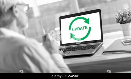 Lo schermo del laptop visualizza un concetto di aggiornamento Foto Stock