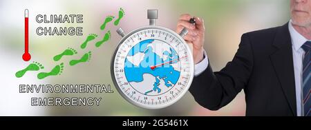 Uomo d'affari che sta disegnando un concetto di riscaldamento globale Foto Stock