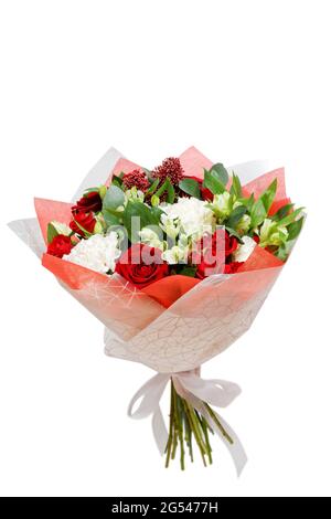 Colorato bouquet di fiori in fiore avvolto in carta e legato con un nastro. Isolato su bianco. Foto Stock