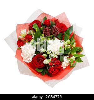 Colorato bouquet di fiori in fiore avvolto in carta e legato con un nastro. Isolato su bianco. Vista dall'alto. Foto Stock
