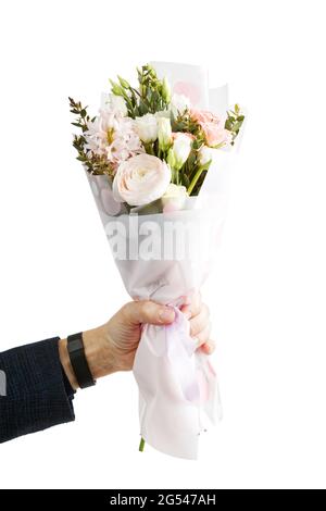 La mano di Closeup mans tiene fuori un mazzo di fiori. Isolato su bianco. Foto Stock