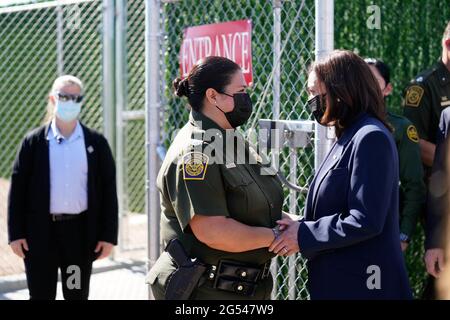 El Paso, Stati Uniti. 25 Giugno 2021. Il Vice Presidente degli Stati Uniti Kamala Harris e Gloria Chavez, Chief Patrol Agent del settore El Paso durante la sua visita alla stazione di pattuglia di confine di El Paso, Texas, il 25 giugno 2021. Foto di Yuri Grippas/UPI Credit: UPI/Alamy Live News Foto Stock