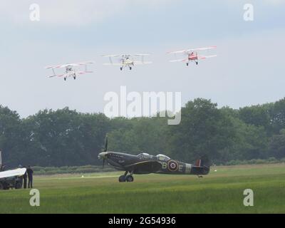 Headcorn, Kent, Regno Unito. 25 Giugno 2021. Foto dal primo giorno della Battaglia di Gran Bretagna Air Show all'Headcorn Aerodromo di Kent. Credit: James Bell/Alamy Live News Foto Stock