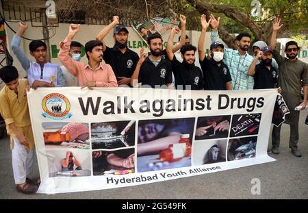 I partecipanti stanno organizzando una passeggiata di sensibilizzazione contro le droghe e la richiesta di liberare la città dalla droga organizzata dalla Hyderabad Youth Alliance, presso il club stampa di Hyderabad venerdì 25 giugno 2021. Foto Stock