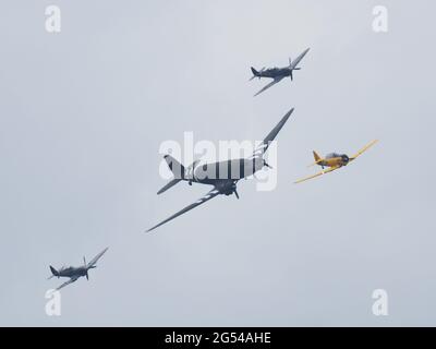 Headcorn, Kent, Regno Unito. 25 Giugno 2021. Foto dal primo giorno della Battaglia di Gran Bretagna Air Show all'Headcorn Aerodromo di Kent. Credit: James Bell/Alamy Live News Foto Stock