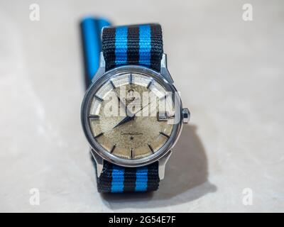 BANGKOK - 2 SETTEMBRE : vecchio modello di costellazione di omega vintage con cinturino in tessuto blu e nero (stile NATO) è stato preso a Bangkok, Thailandia, su Septembe Foto Stock