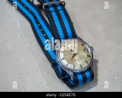 BANGKOK - 2 SETTEMBRE : vecchio modello di costellazione di omega vintage con cinturino in tessuto blu e nero (stile NATO) è stato preso a Bangkok, Thailandia, su Septembe Foto Stock