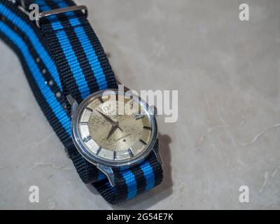 BANGKOK - 2 SETTEMBRE : vecchio modello di costellazione di omega vintage con cinturino in tessuto blu e nero (stile NATO) è stato preso a Bangkok, Thailandia, su Septembe Foto Stock