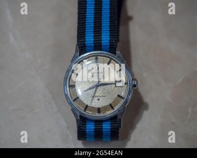 BANGKOK - 2 SETTEMBRE : vecchio modello di costellazione di omega vintage con cinturino in tessuto blu e nero (stile NATO) è stato preso a Bangkok, Thailandia, su Septembe Foto Stock