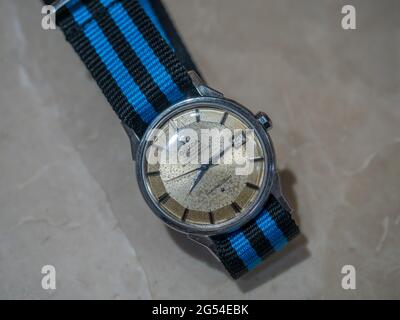 BANGKOK - 2 SETTEMBRE : vecchio modello di costellazione di omega vintage con cinturino in tessuto blu e nero (stile NATO) è stato preso a Bangkok, Thailandia, su Septembe Foto Stock