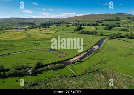 Vista aerea su Wensleydale, vicino a Hawes all'inizio dell'estate. North Yorkshire, Regno Unito. Foto Stock